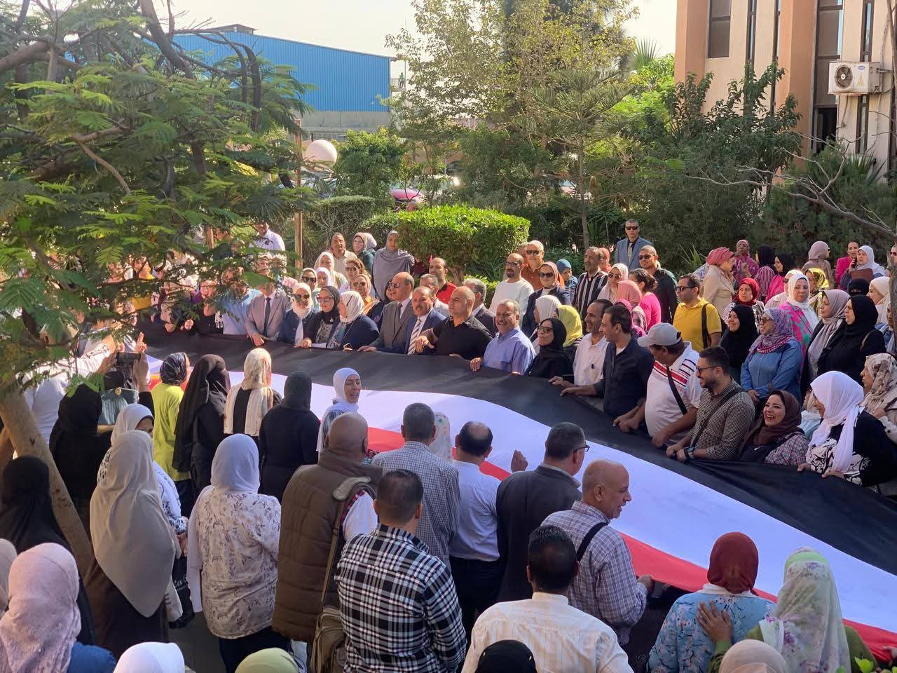 أطول علم.. مسيرة حاشدة لحث المواطنين على المشاركة فى اليوم الثانى للانتخابات (3)