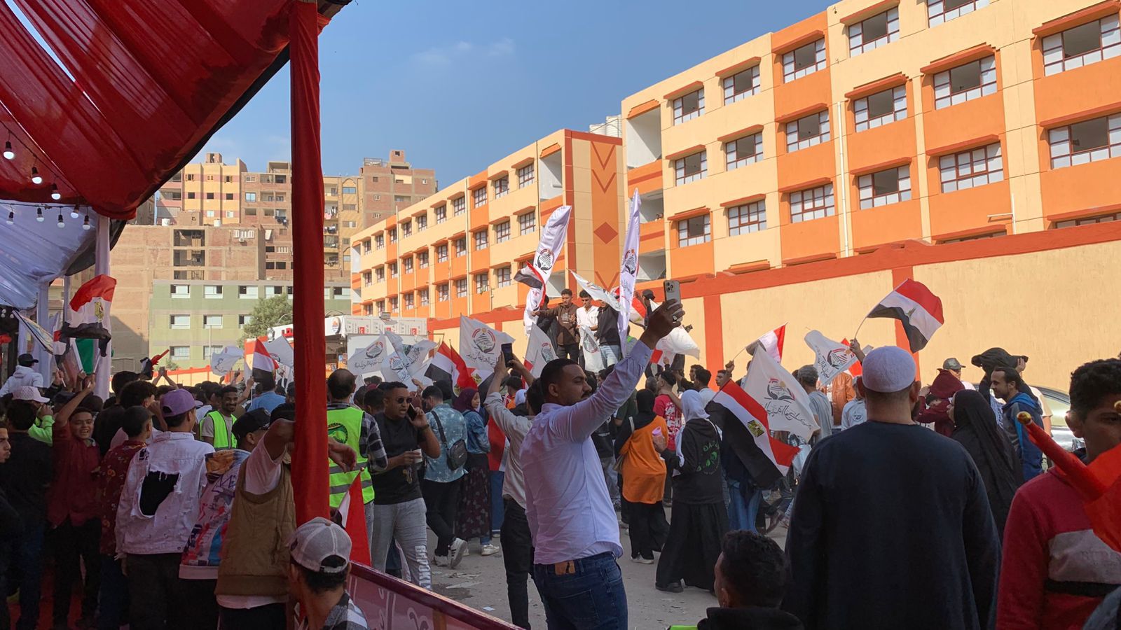 توافد المواطنين على اللجان توافد المواطنين على اللجان