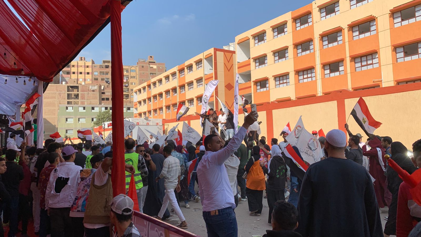 المواطنين يرفعون العلام المواطنين يرفعون العلام