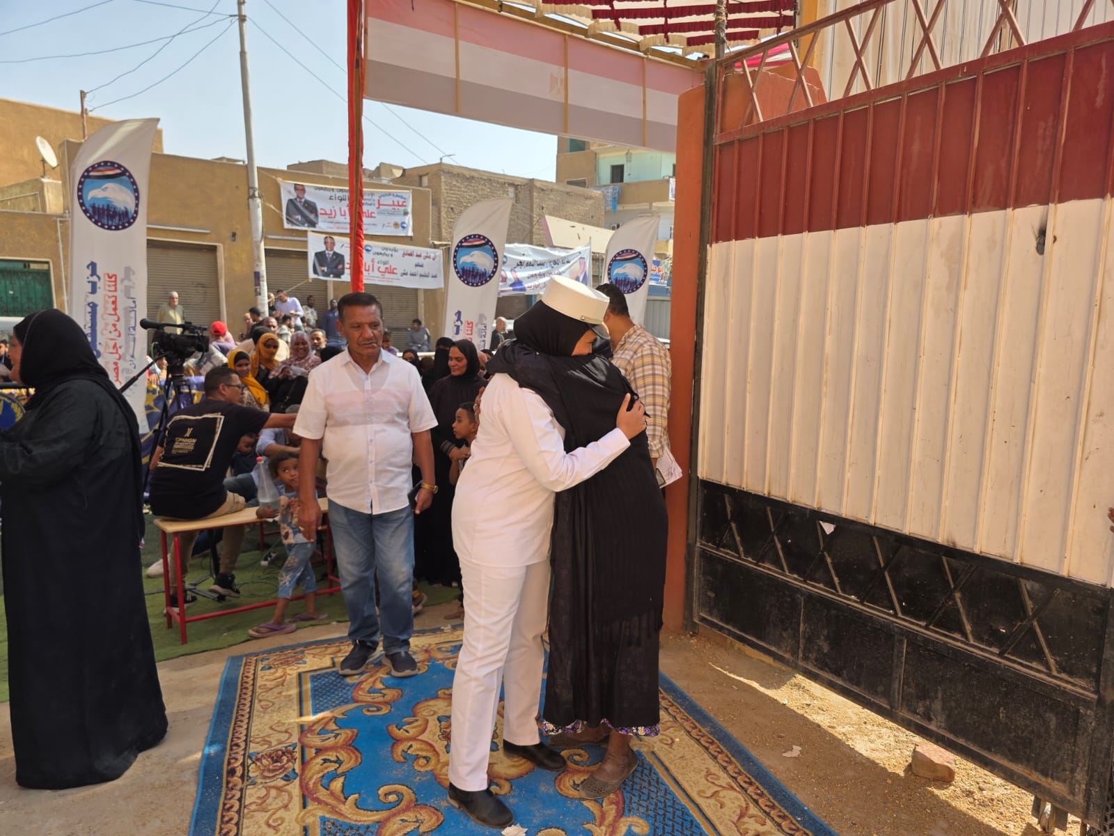 سيدة تحضن الشرطة النسائية سيدة تحضن الشرطة النسائية