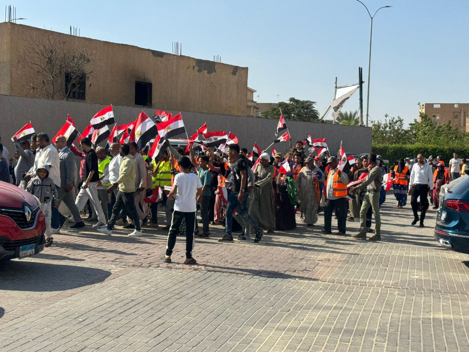 مواطنين يتواجدون امام اللجان