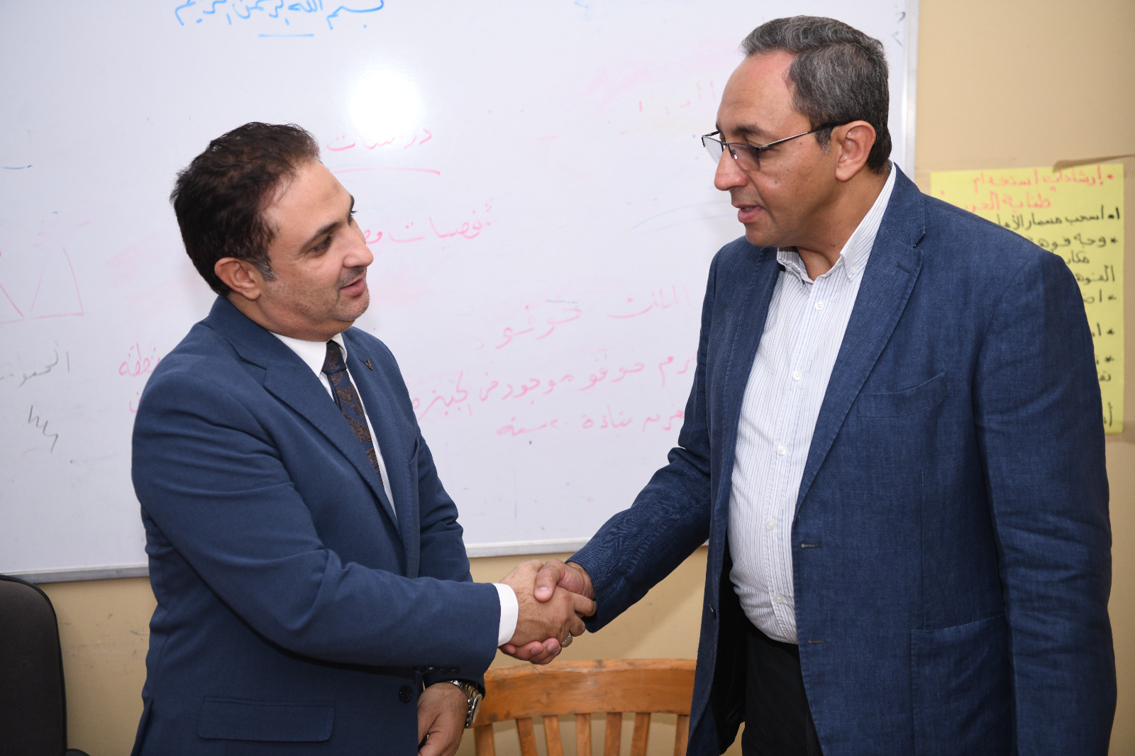محافظ قنا يتفقد عدد من مقار اللجان الانتخابية