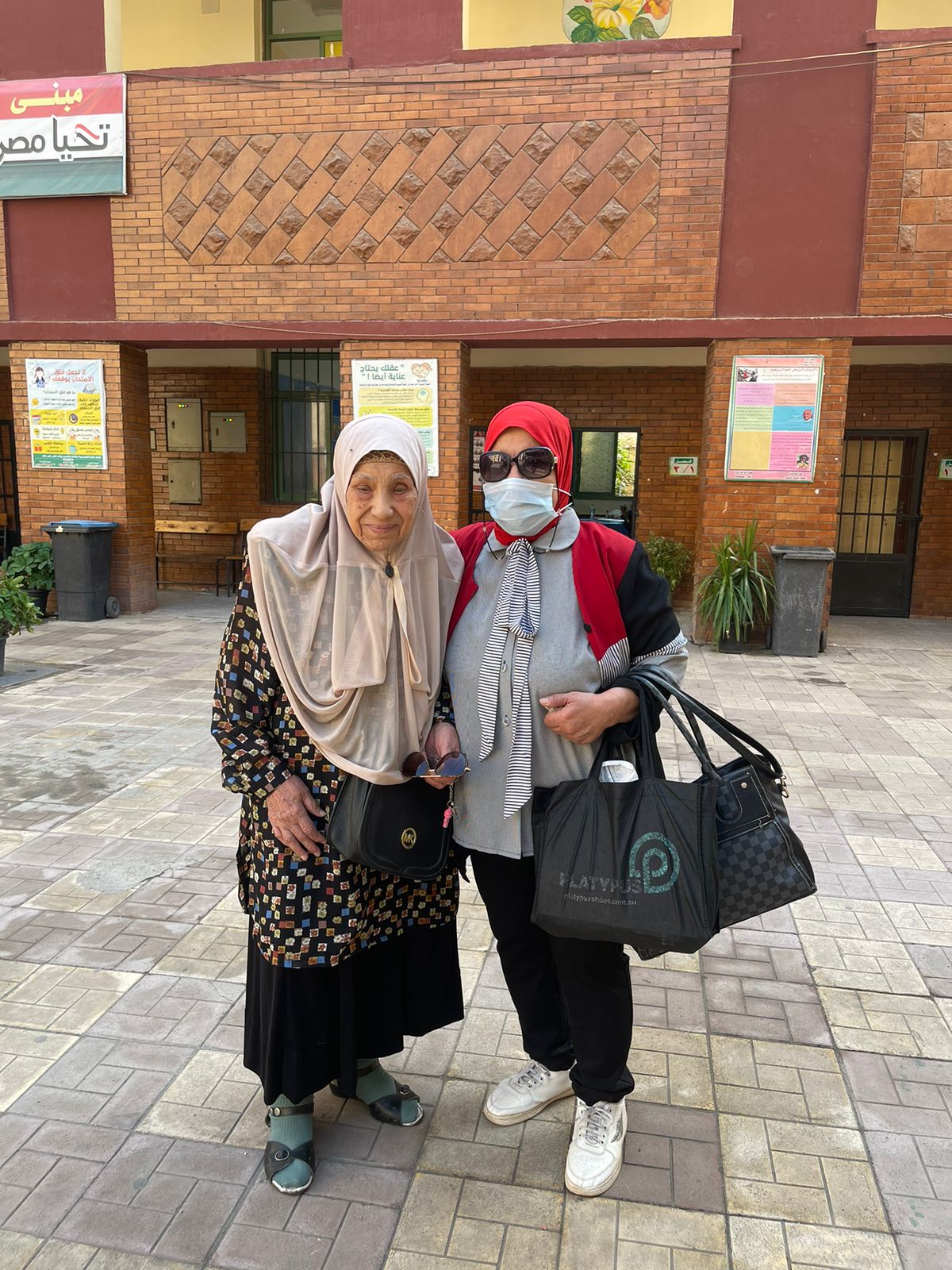 مسنة تشارك فى انتخابات مجلس النواب