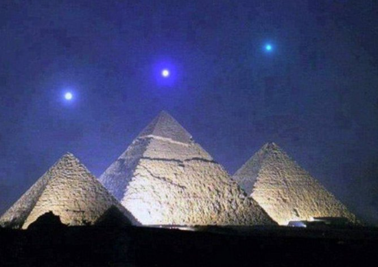 عطارد والزهرة وزحل فوق أهرامات الجيزة