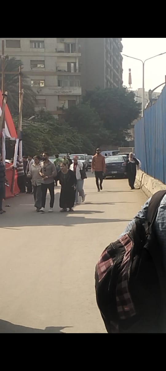 تزايد أعداد الناخبين على صناديق الاقتراع في الجيزة وسط اجراءات تأمينية (4)
