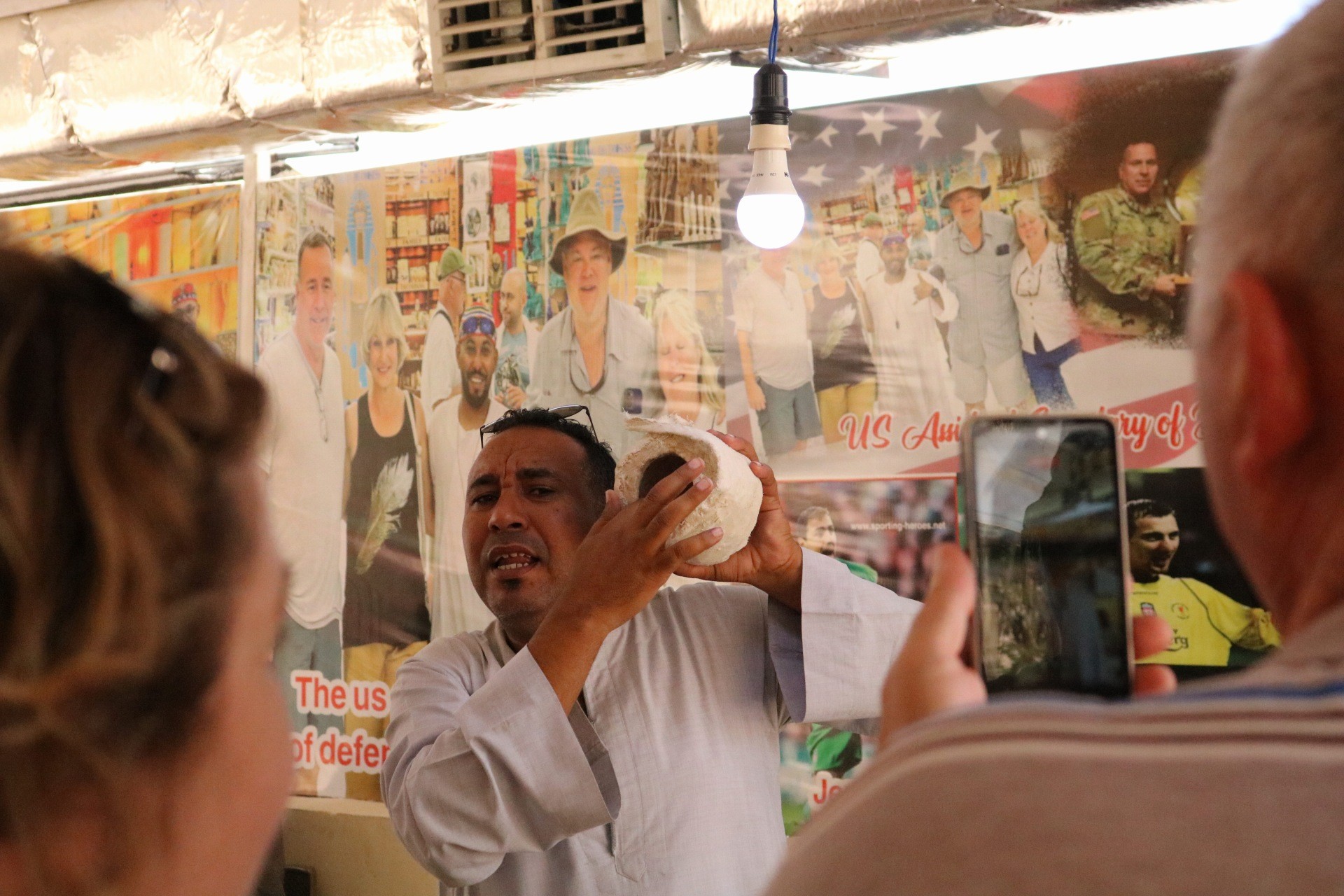 عظمة الصعايدة في التسويق للتحف الفرعونية والألباستر بالأقصر عظمة الصعايدة في التسويق للتحف الفرعونية والألباستر بالأقصر