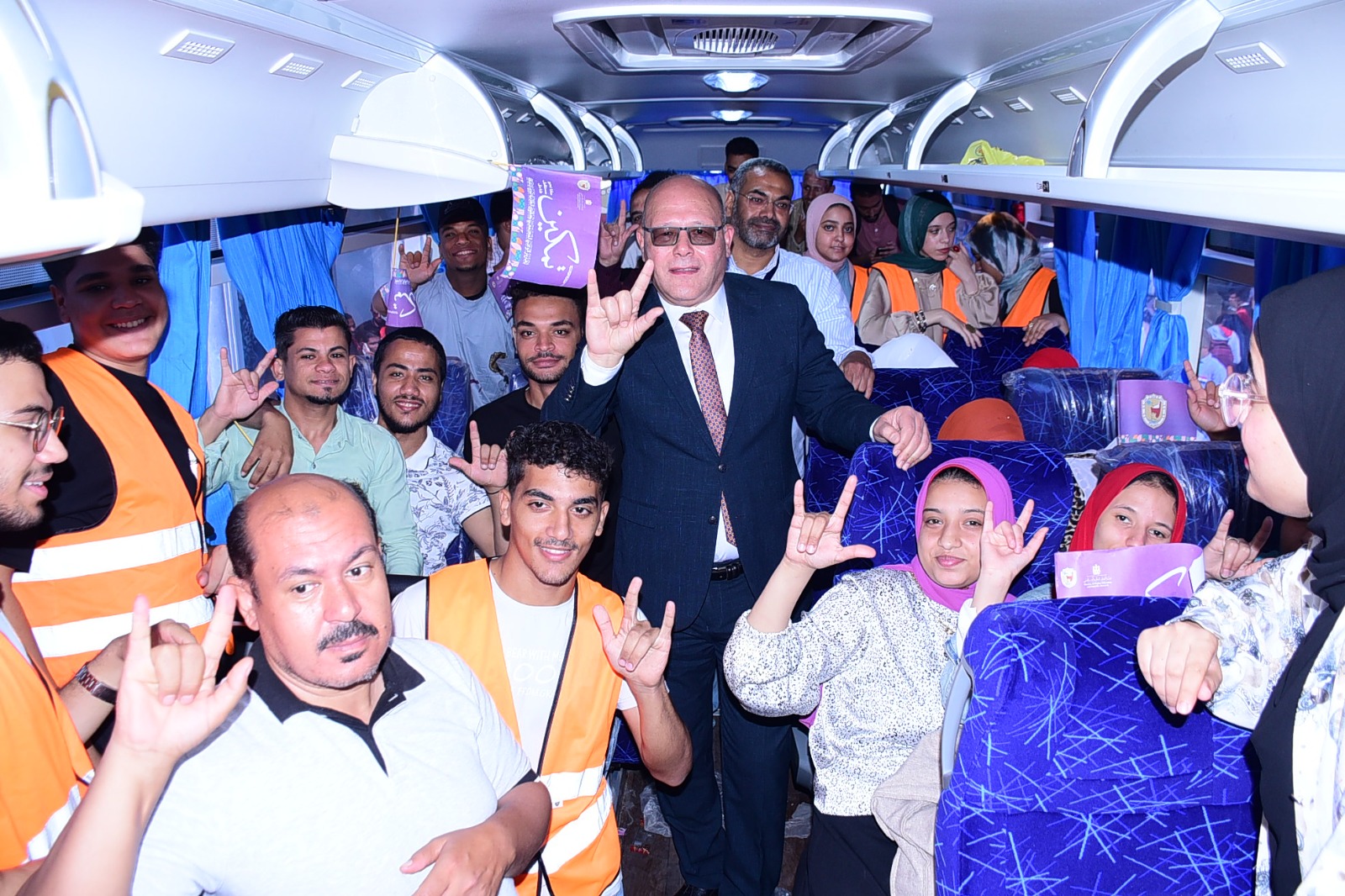 من داخل الأتوبيس من داخل الأتوبيس