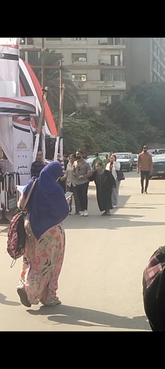 تزايد أعداد الناخبين على صناديق الاقتراع في الجيزة وسط اجراءات تأمينية (3)