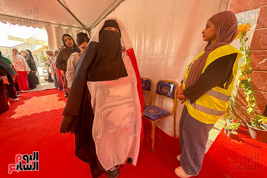 سيدة ترتدى علم مصر (4)