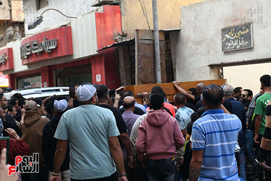 جثمان الراحل إسماعيل الليثى على الأعناق جثمان الراحل إسماعيل الليثى على الأعناق