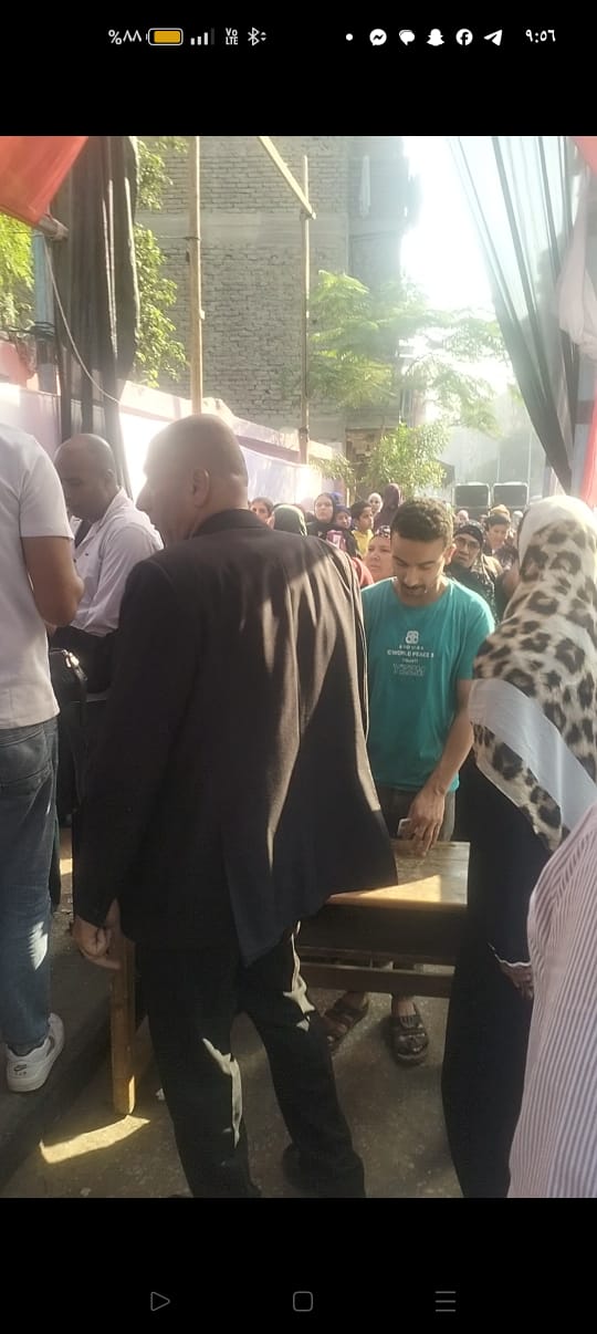 تزايد أعداد الناخبين على صناديق الاقتراع في الجيزة وسط اجراءات تأمينية (1)