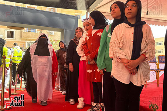 سيدة ترتدى علم مصر (1)