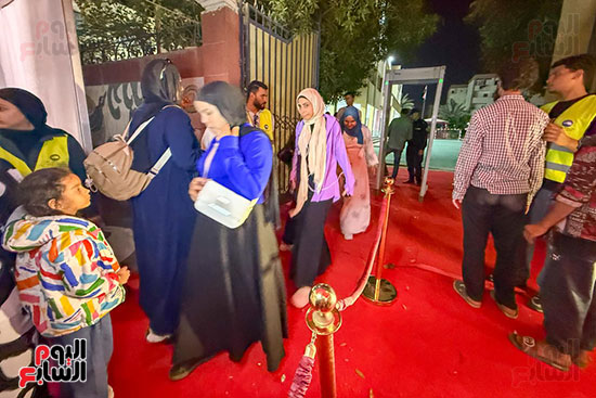 جانب من توافد الفتيات على اللجان فى الشيخ زايد