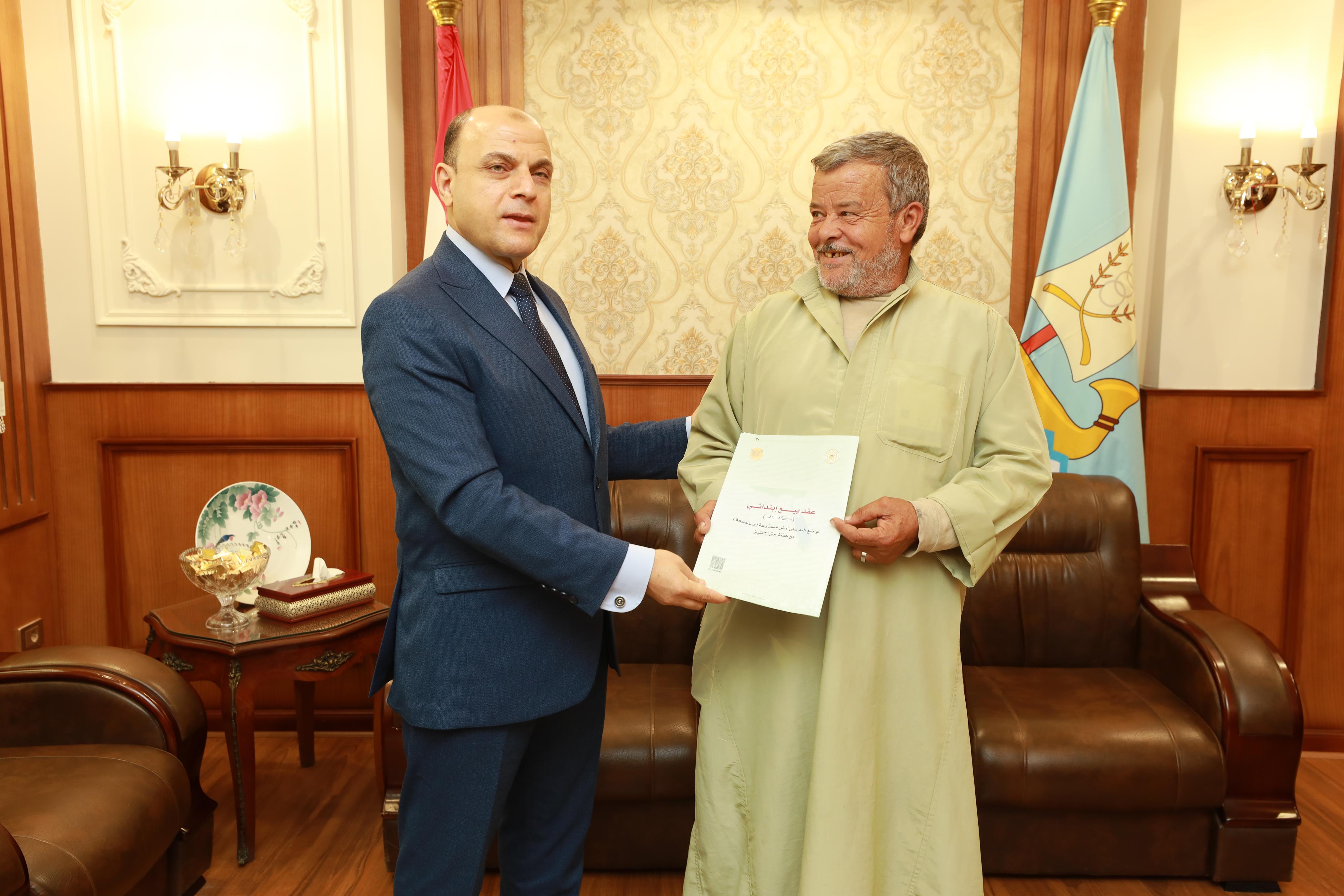 محافظ كفر الشيخ يسلم عقد تقنين لمزارع