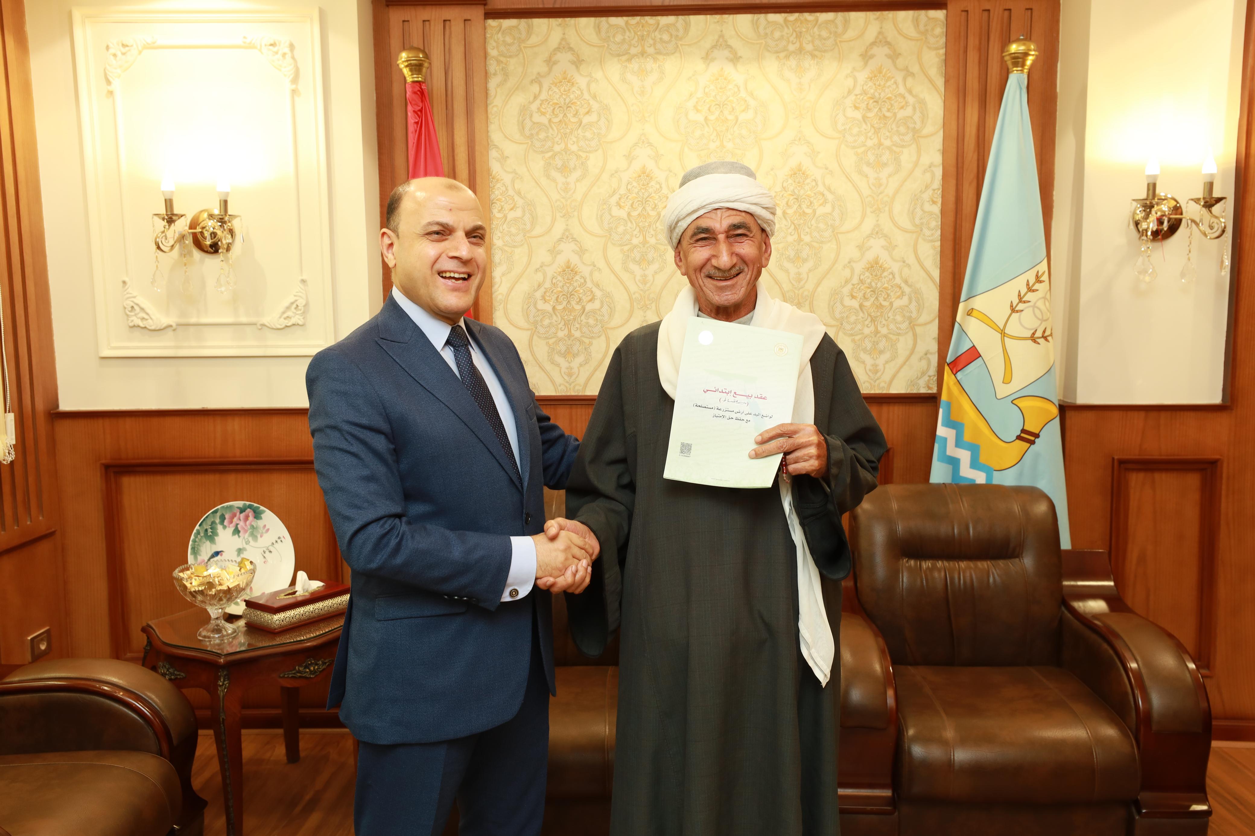 محافظ كفر الشيخ يسلم عقد تقنين