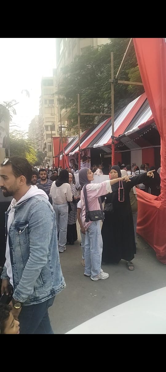 تزايد أعداد الناخبين على صناديق الاقتراع في الجيزة وسط اجراءات تأمينية (5)