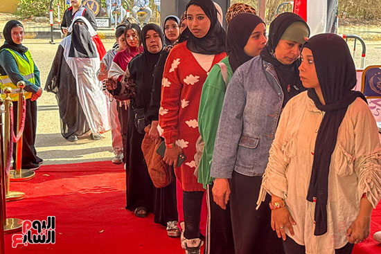 سيدة ترتدى علم مصر (5)