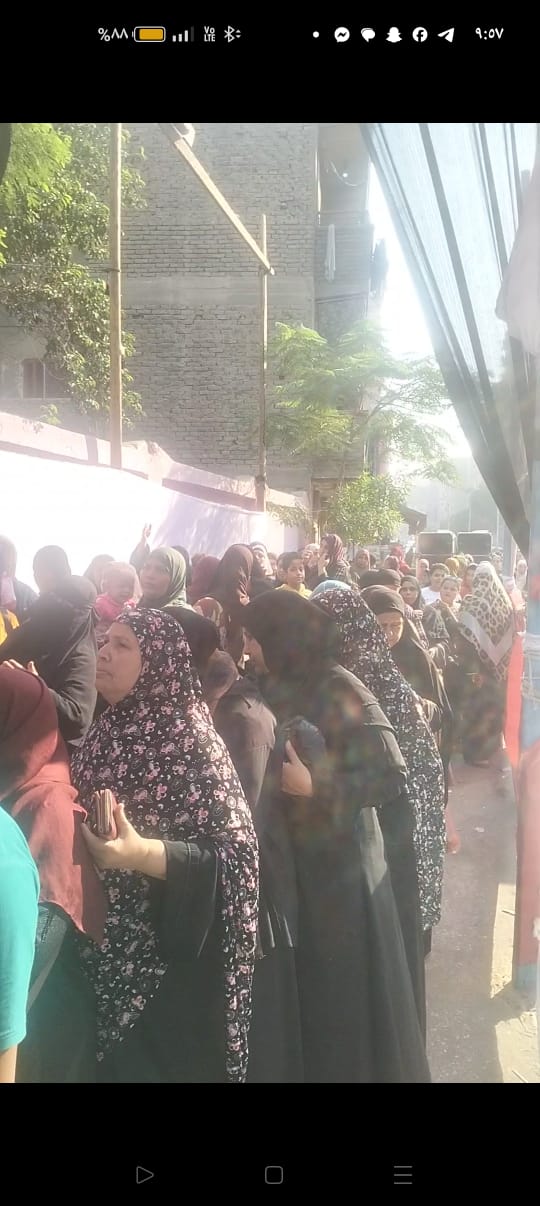 تزايد أعداد الناخبين على صناديق الاقتراع في الجيزة وسط اجراءات تأمينية (6)