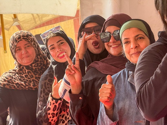 ناخبات مصريات من إحدى لجان الشيخ زايد في اليوم الأخير من التصويت بانتخابات المرحلة الأولى