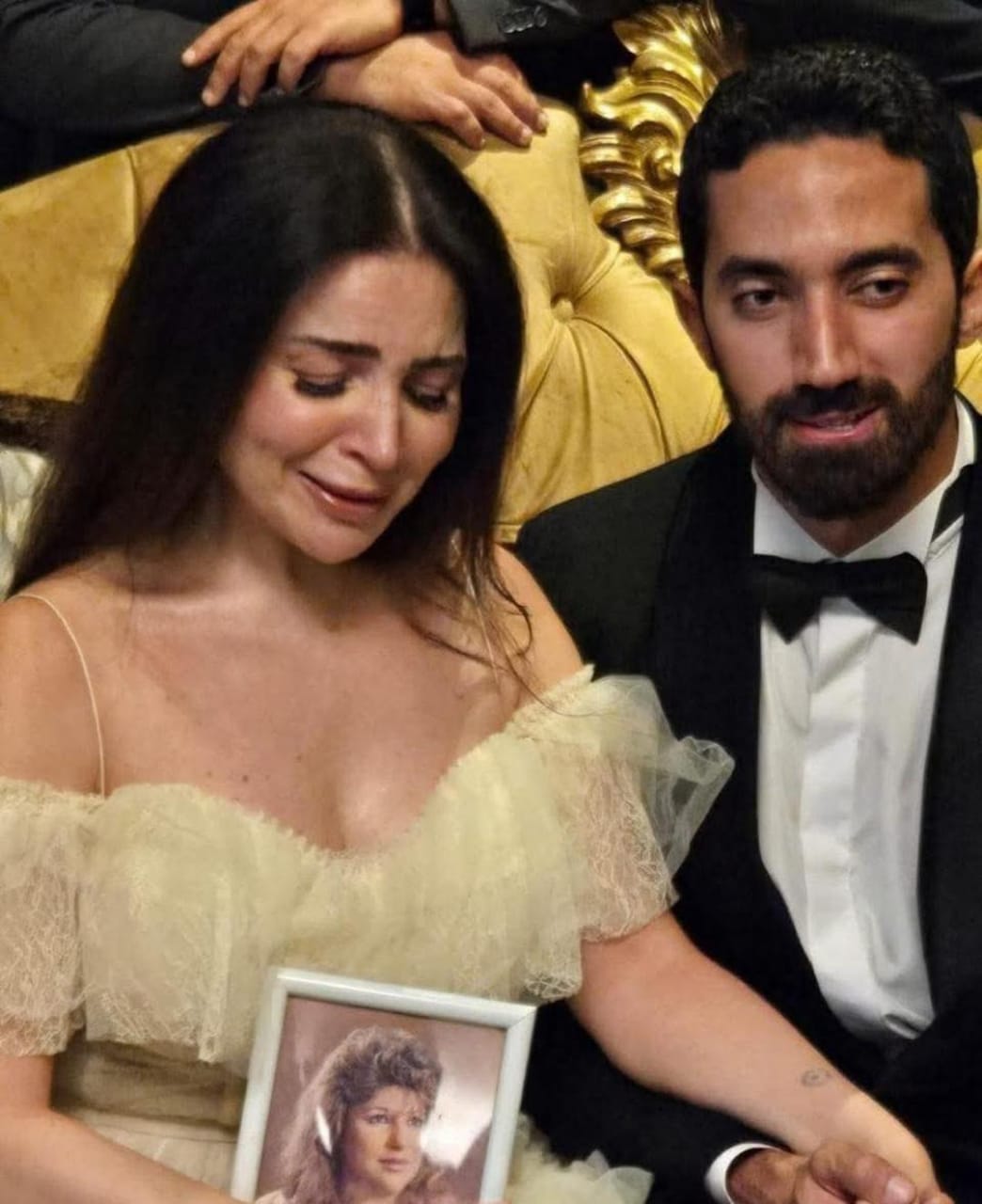 مى عز الدين تحمل صورة والدتها فى حفل زفافها على وزوجها أحمد تيمور مى عز الدين تحمل صورة والدتها فى حفل زفافها على وزوجها أحمد تيمور