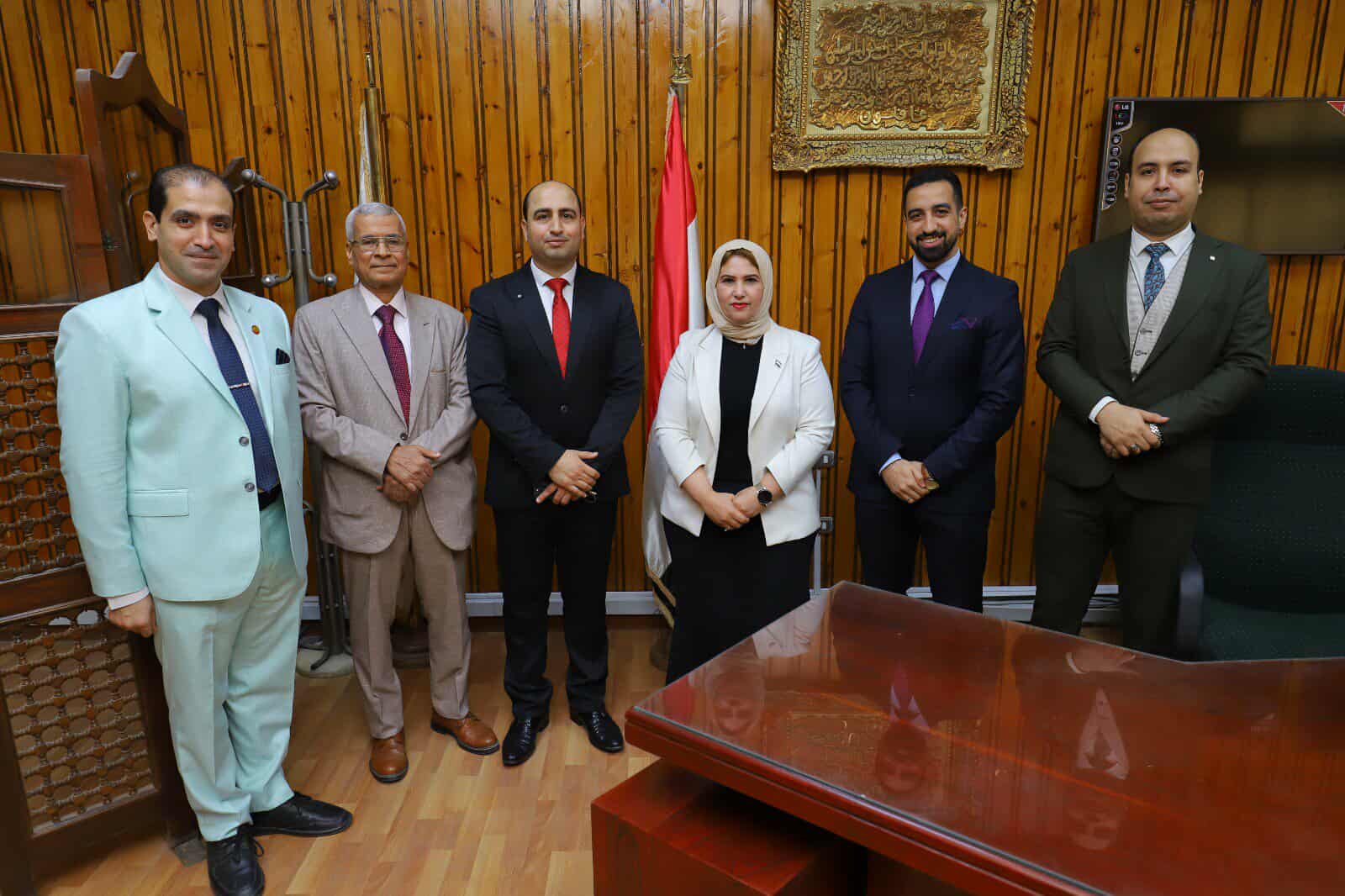 أعضاء هيئة التدريس بالكلية خلال الاحتفالية