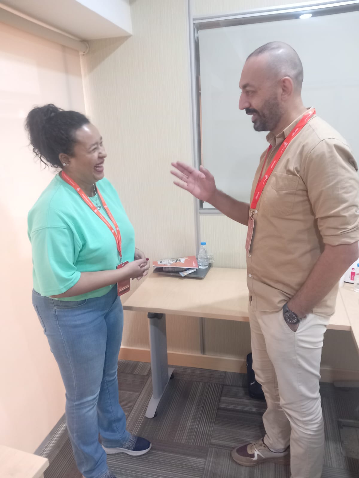 الروائية ميرنا المهدى وأحمد منصور الروائية ميرنا المهدى وأحمد منصور