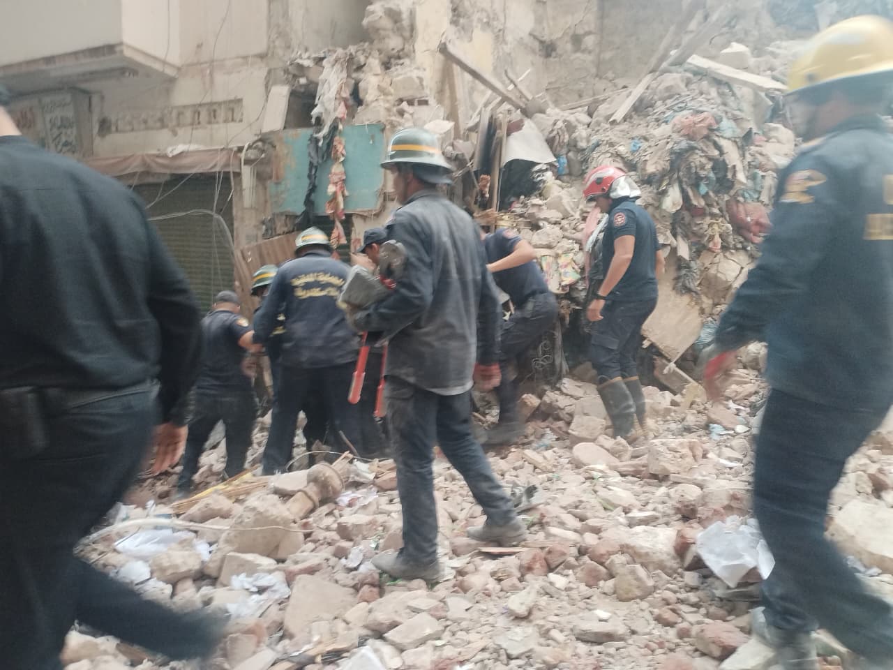 انتشال جثمان شاب من انقاض عقار الجمرك المنهار بالإسكندرية