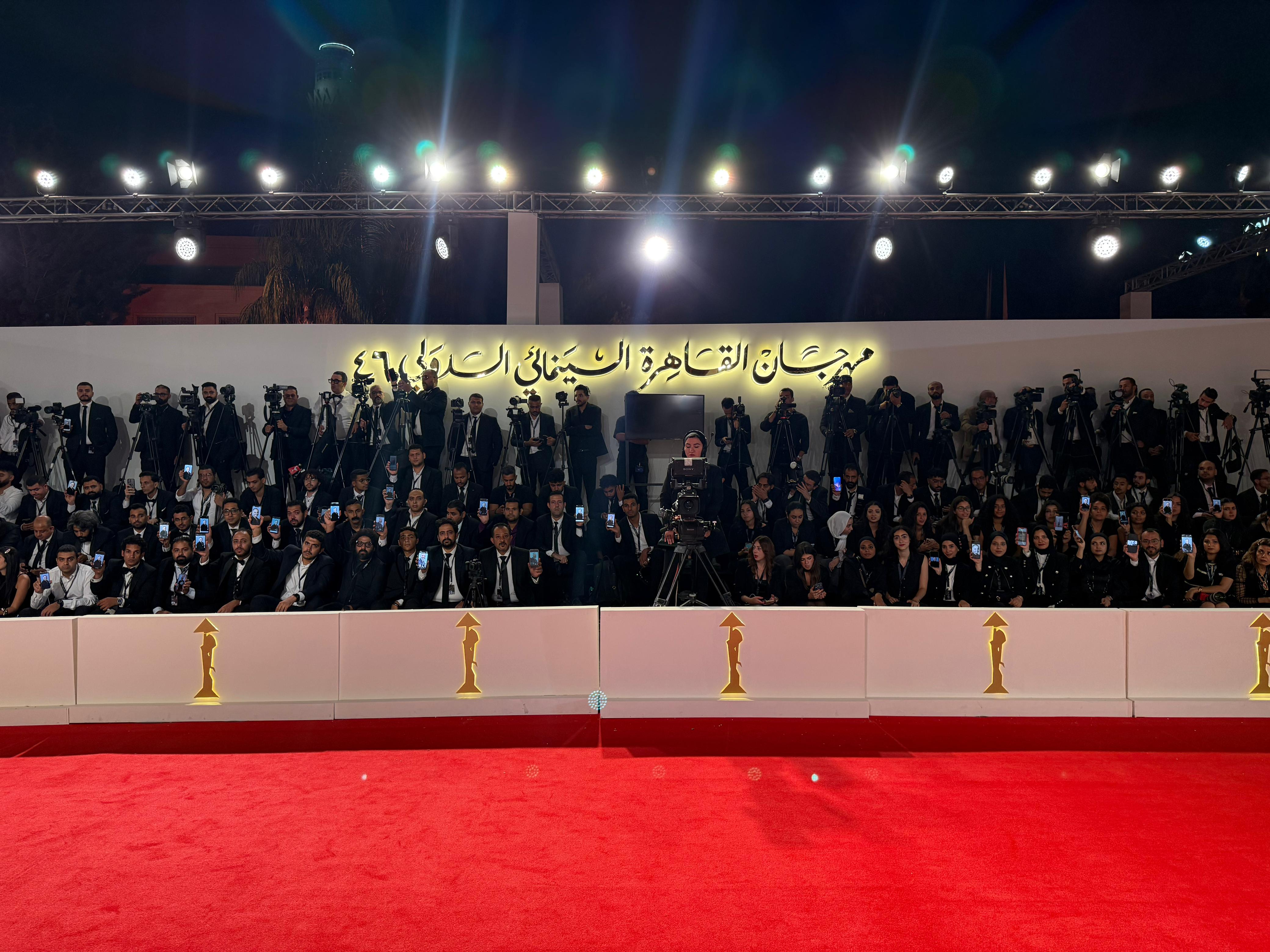 صحفيوا ومصوروا مهرجان القاهرة السينمائي يرفعون صورة ماجد هلال قبل انطلاق حفل الافتتاح (8)