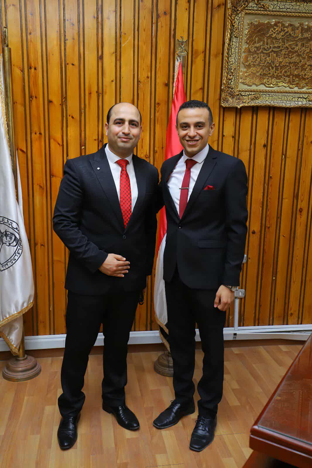 الدكتور إيهاب عبدالرحمن أستاذ القانون التجاري المساعد مع الأول على الدفعة محمد عادل