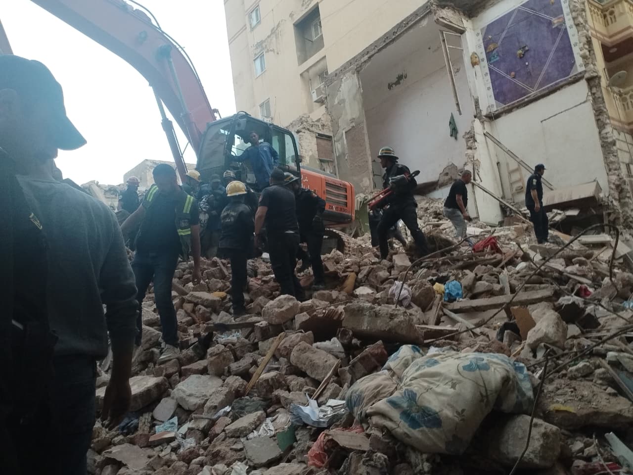 انتشال جثمان الشاب من أسفل عقار الجمرك