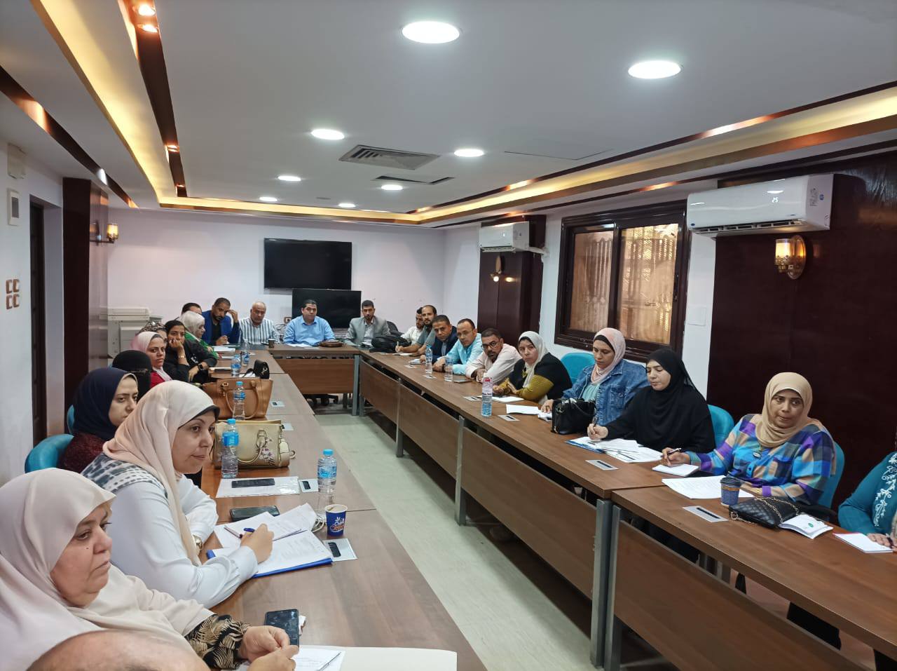 المشاركين بالاجتماع