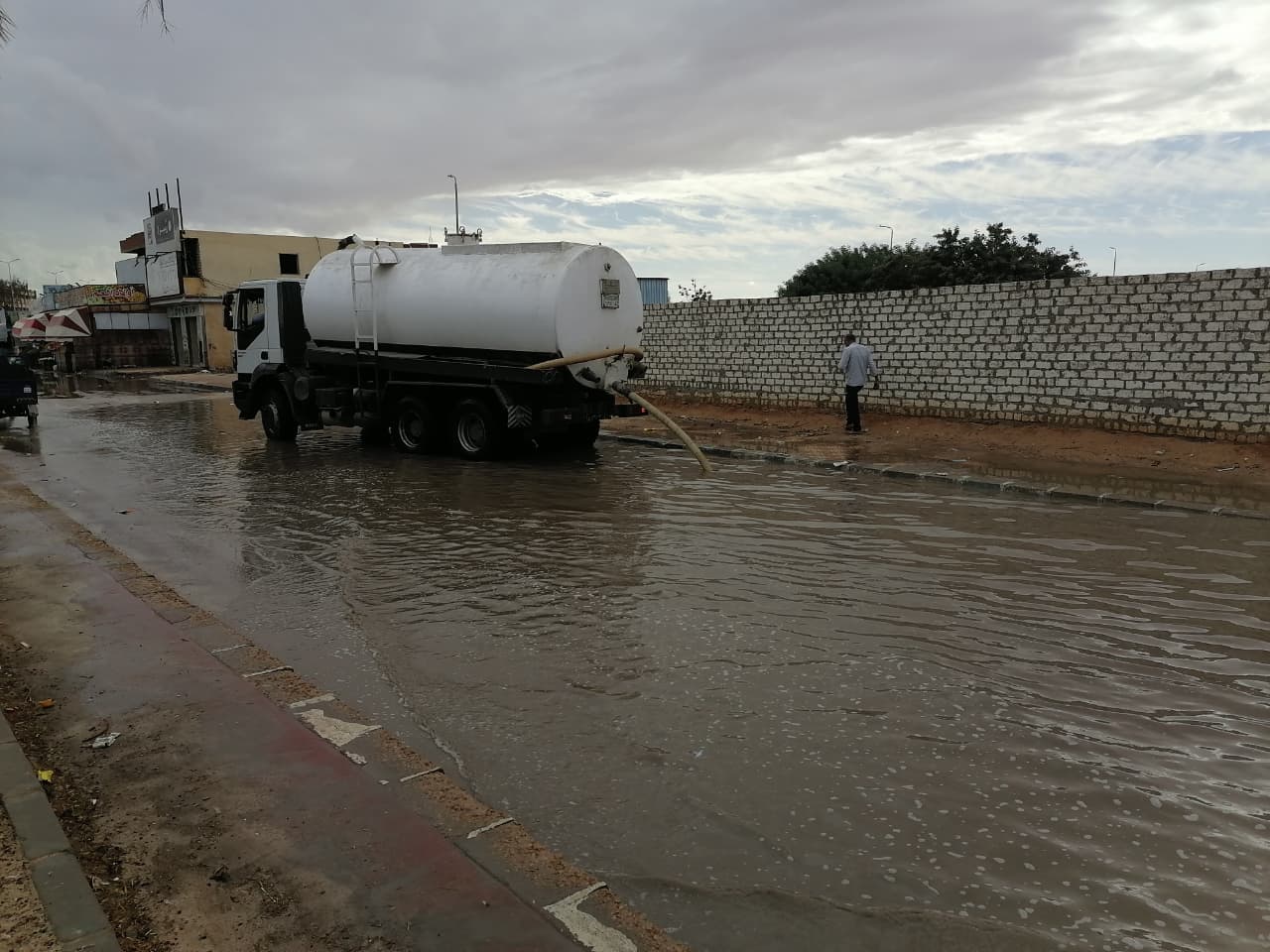 رفع تجمعات مياه الامطار من شوارع مطروح رفع تجمعات مياه الامطار من شوارع مطروح