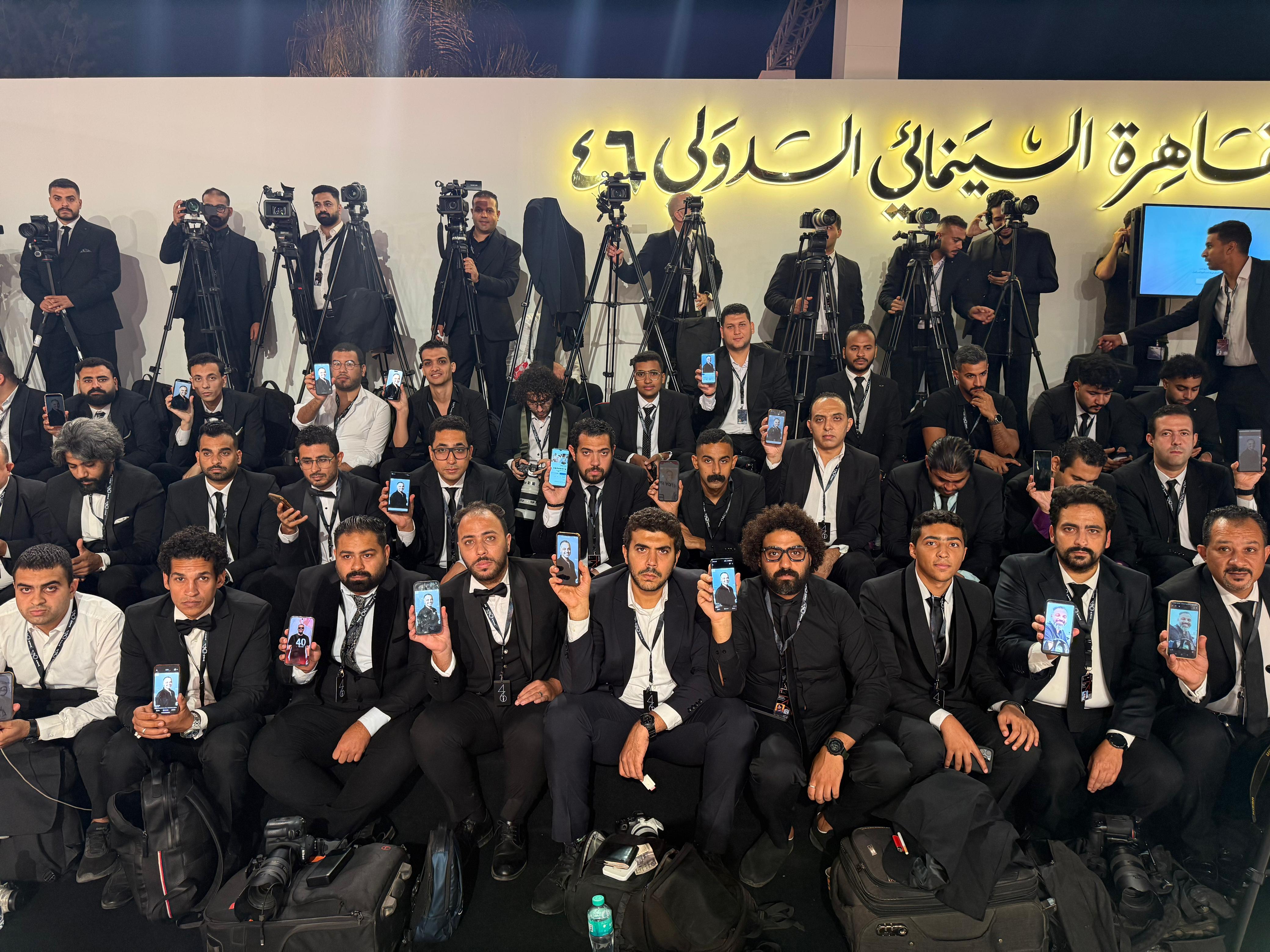 صحفيوا ومصوروا مهرجان القاهرة السينمائي يرفعون صورة ماجد هلال قبل انطلاق حفل الافتتاح (7)