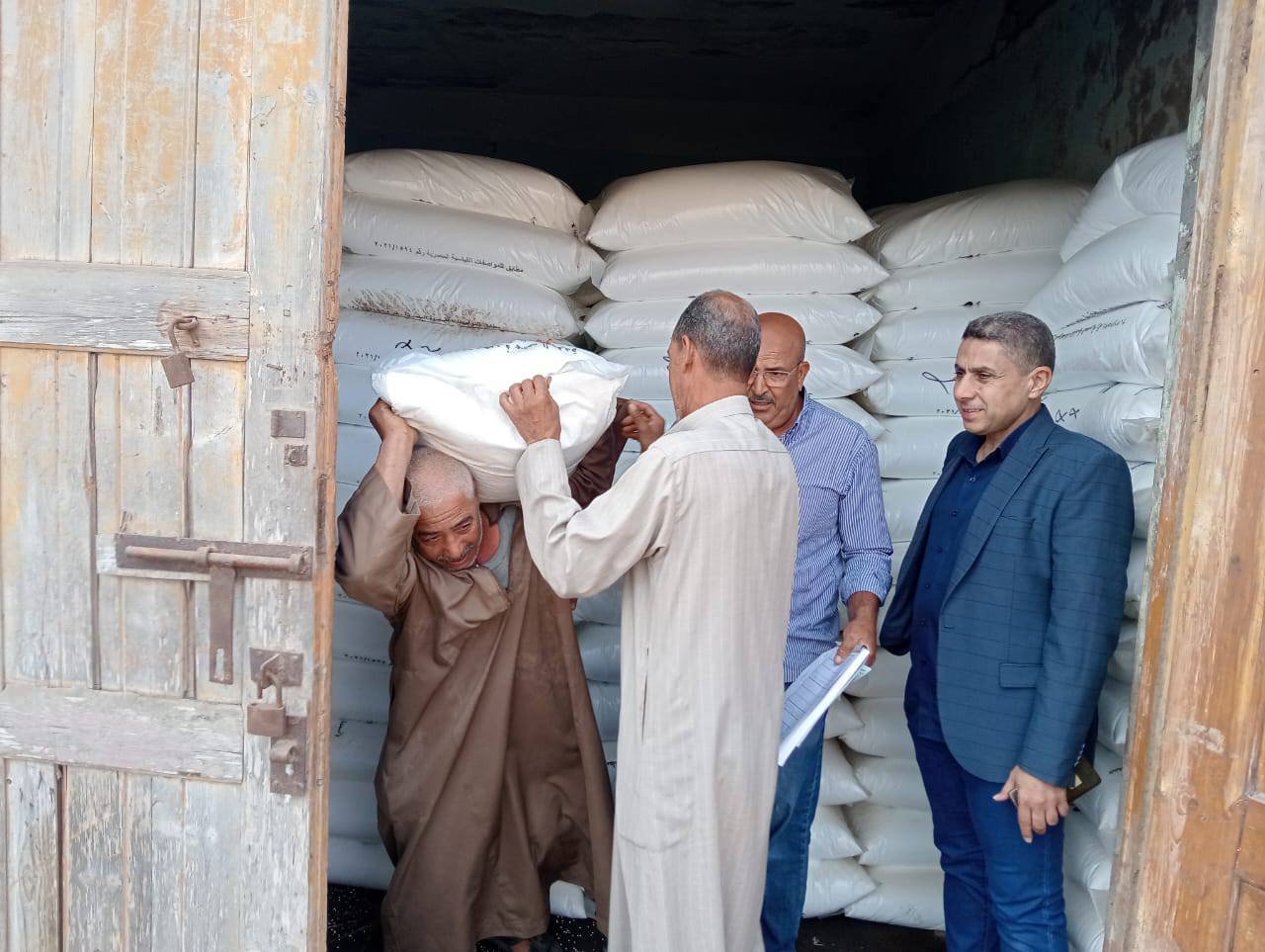 صرف الأسمدة للموسم الشتوي بجمعيات كفر الشيخ صرف الأسمدة للموسم الشتوي بجمعيات كفر الشيخ