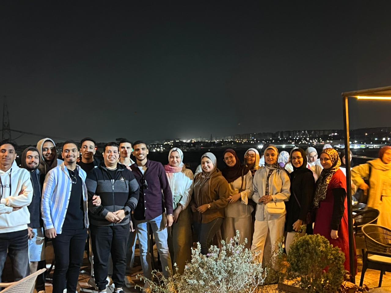 طلاب وطالبات كلية العلاج الطبيعي خلال زيارتهم للمتحف