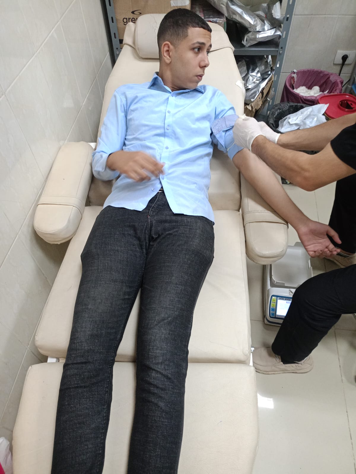 طالب يتبرع بالدم بمستشفى جامع كفر الشيخ