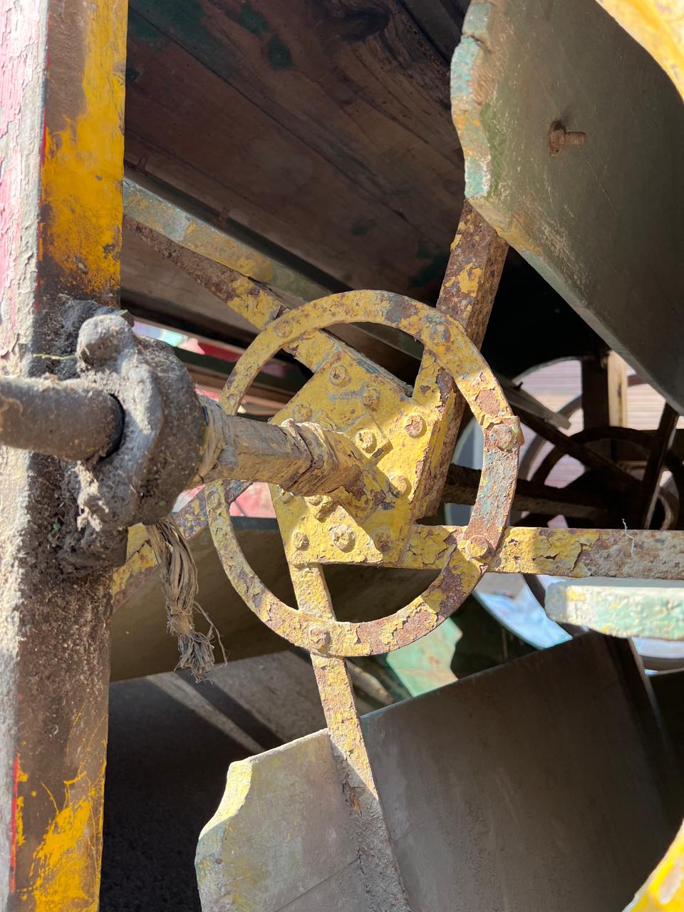 الريش الخشبية المثبته علي حديد داخلال الدرواة