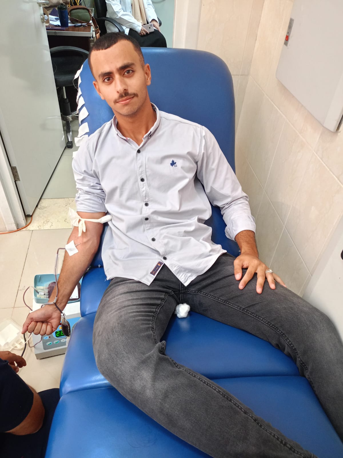 تبرع طالب بجامعة كفر الشيخ بالدم