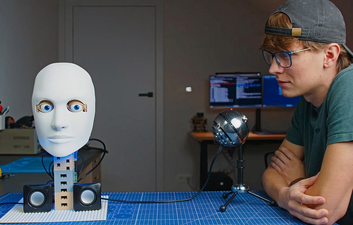 روبوت يتحدث مثل أرسطو روبوت يتحدث مثل أرسطو