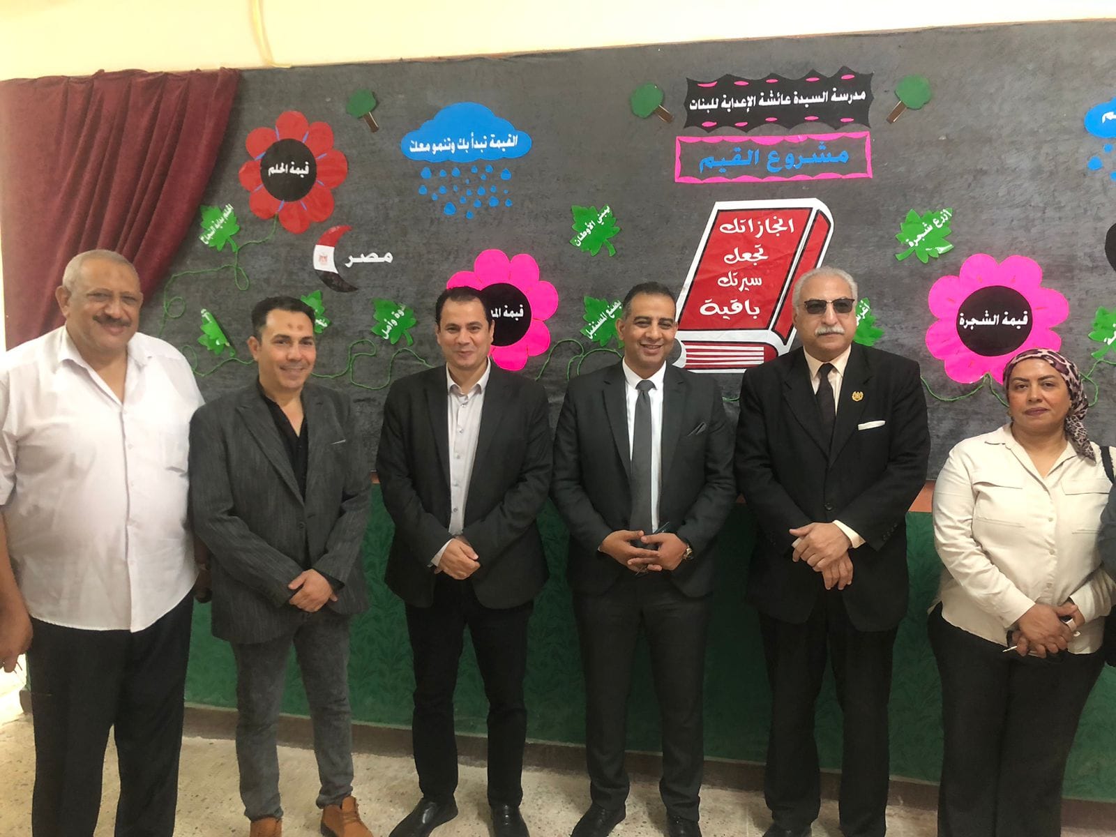 مدير تعليم القليوبية ومدير شباب القليوبية خلال الجولة