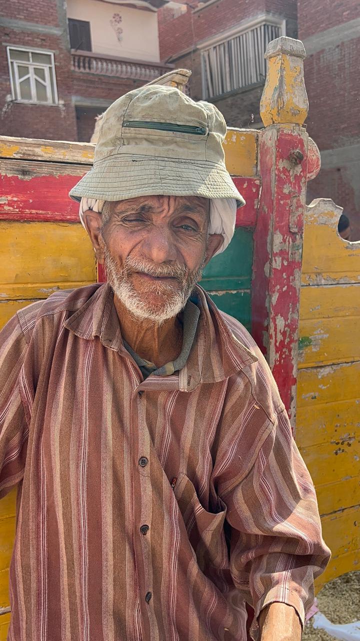 الحاج عرفات صاحب ماكينة الدراوة الخشبية