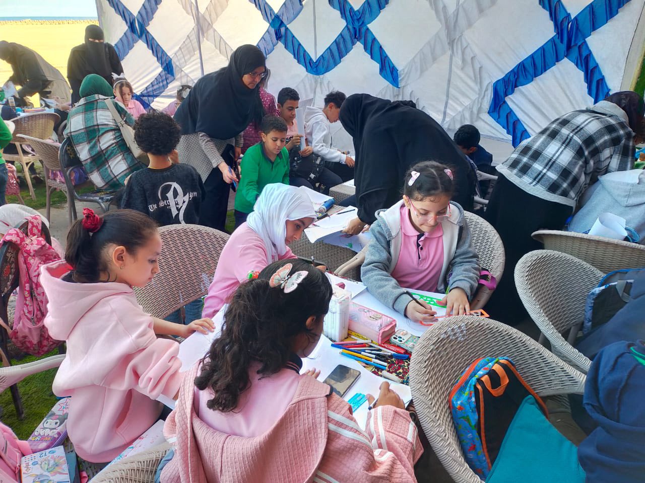 الطفلات تبدعن في رسمهن وتعبيرهن عن العلاقة بين مصر والهند