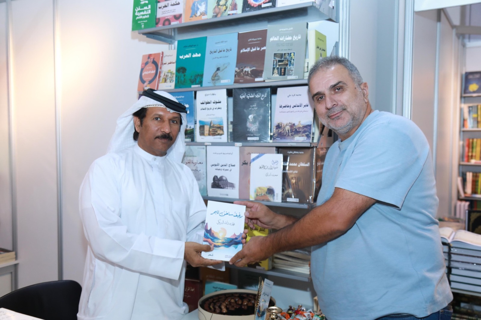 الشاعر محمد البريكى خلال حفل توقيع ديوانه