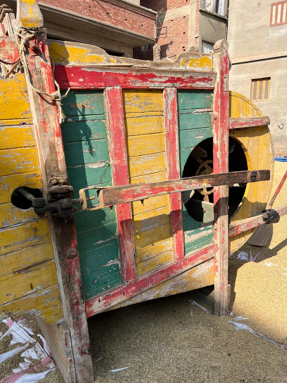 الدراوة الخشبية ماكينة زراعية تراثية تنظف المحاصيل بكفاءة عالية