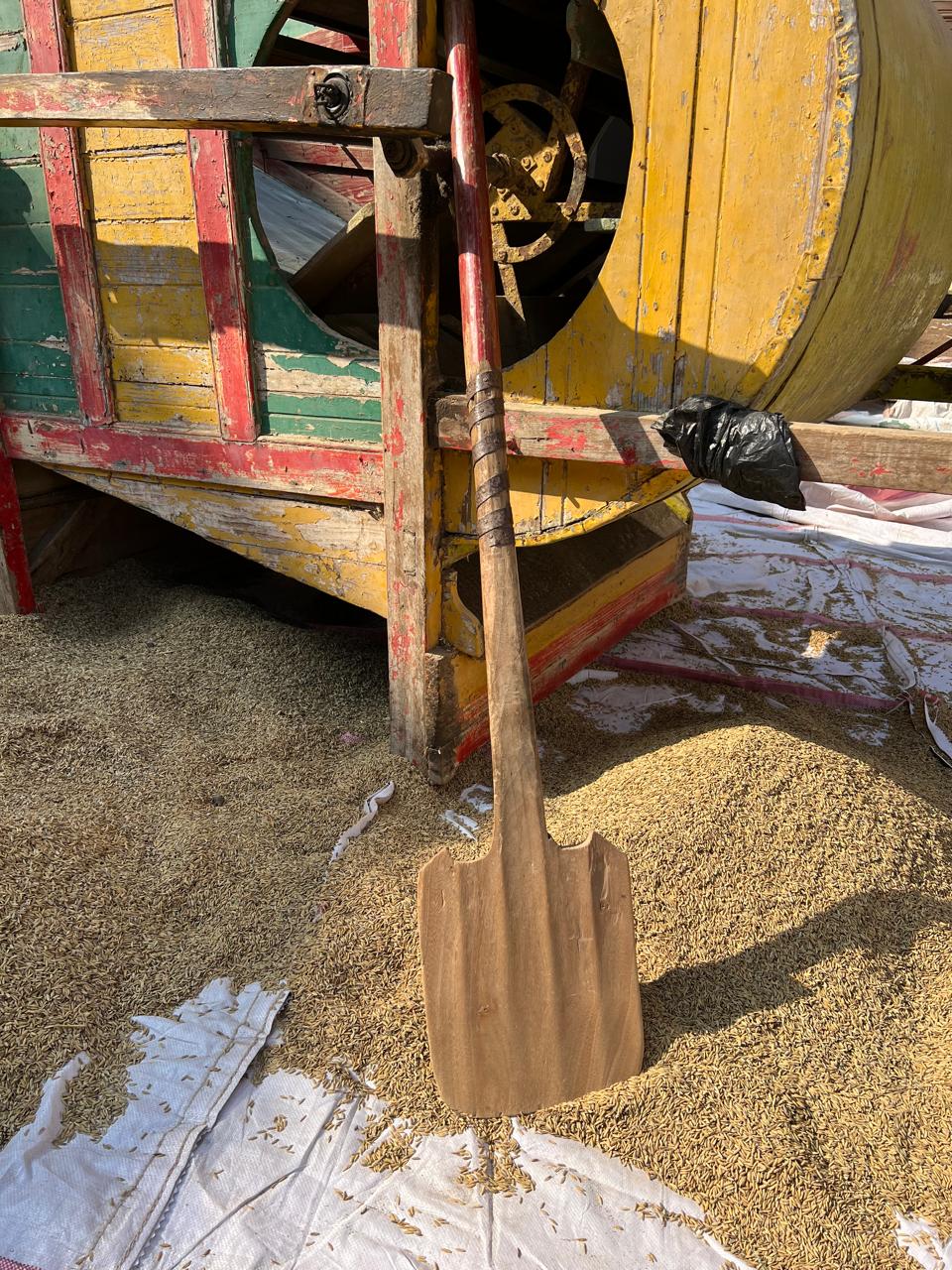 المدرة الخشبية التي تستخدم في التلقيم يدويا