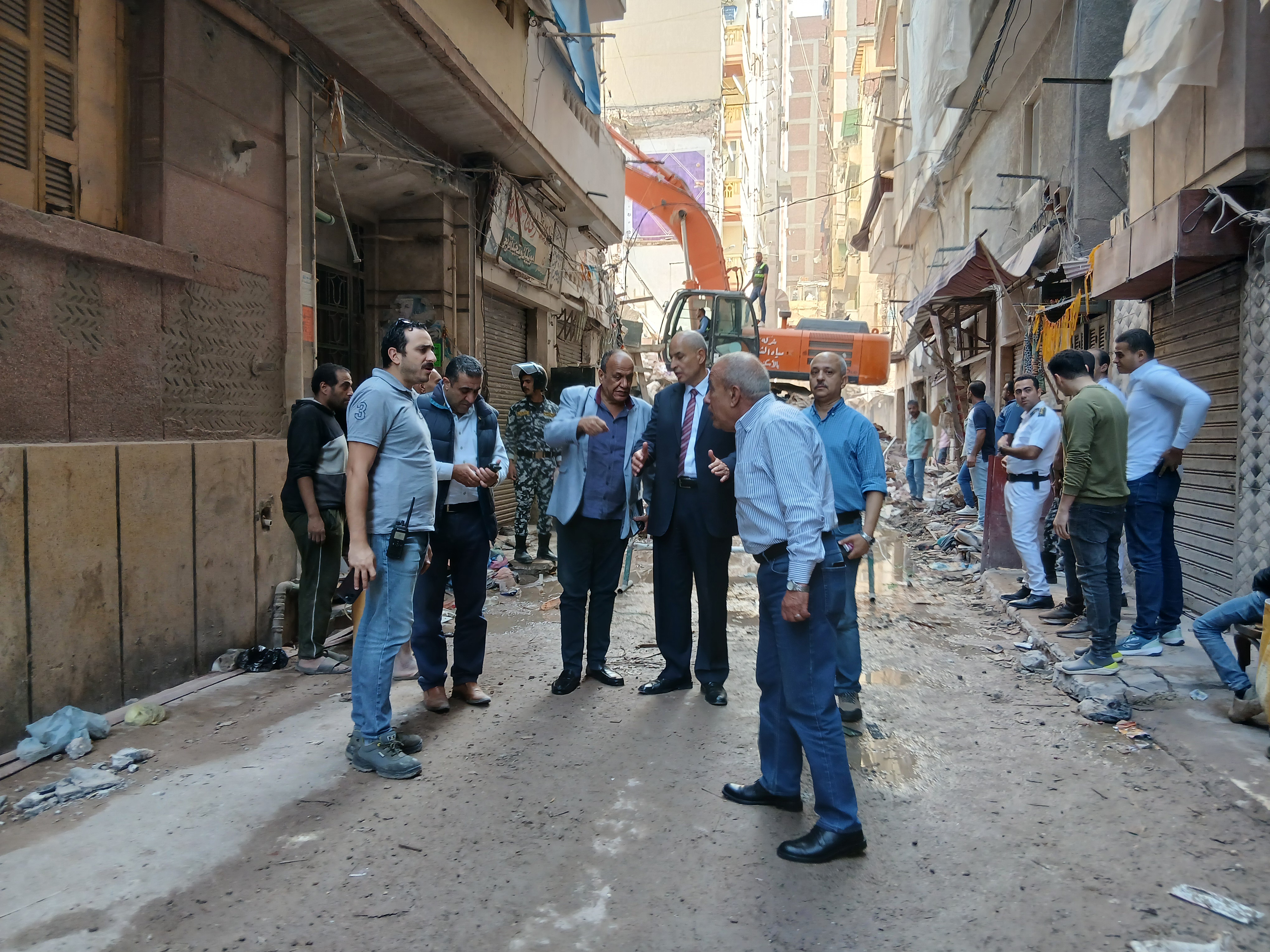 رئيس مياة الإسكندرية امام العقار المنهار