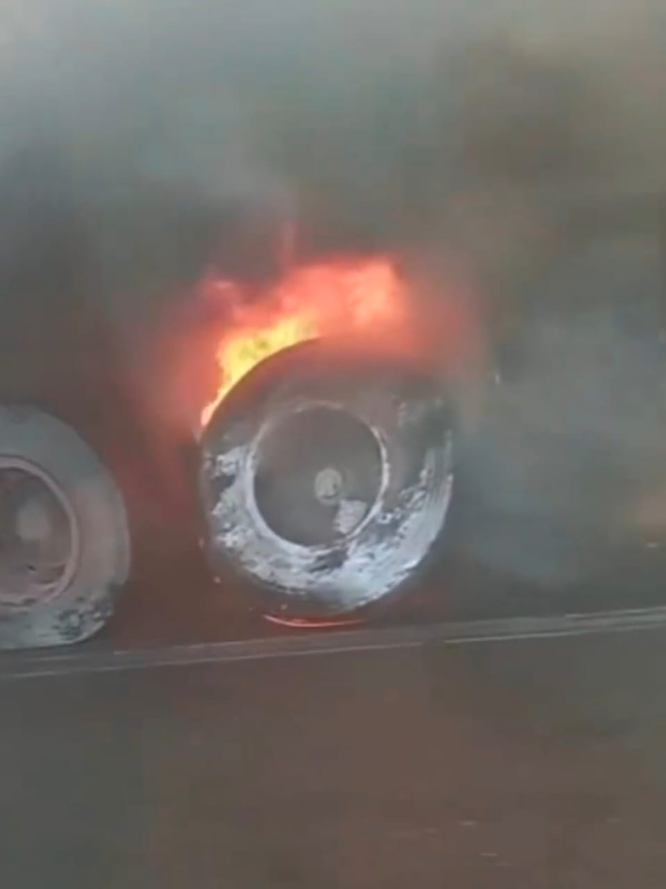 نشوب الحريق بالإطارات نشوب الحريق بالإطارات