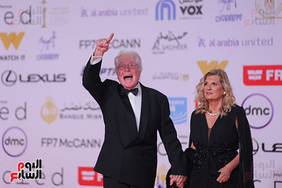 حسين فهمي وزوجته