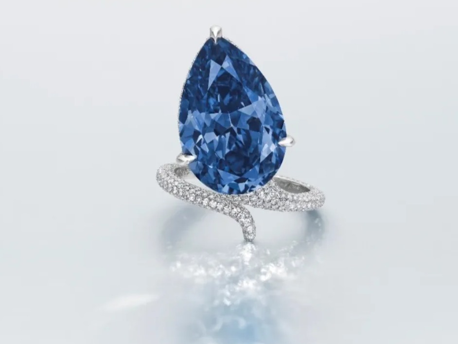 قلادة الألماس الزرقاء