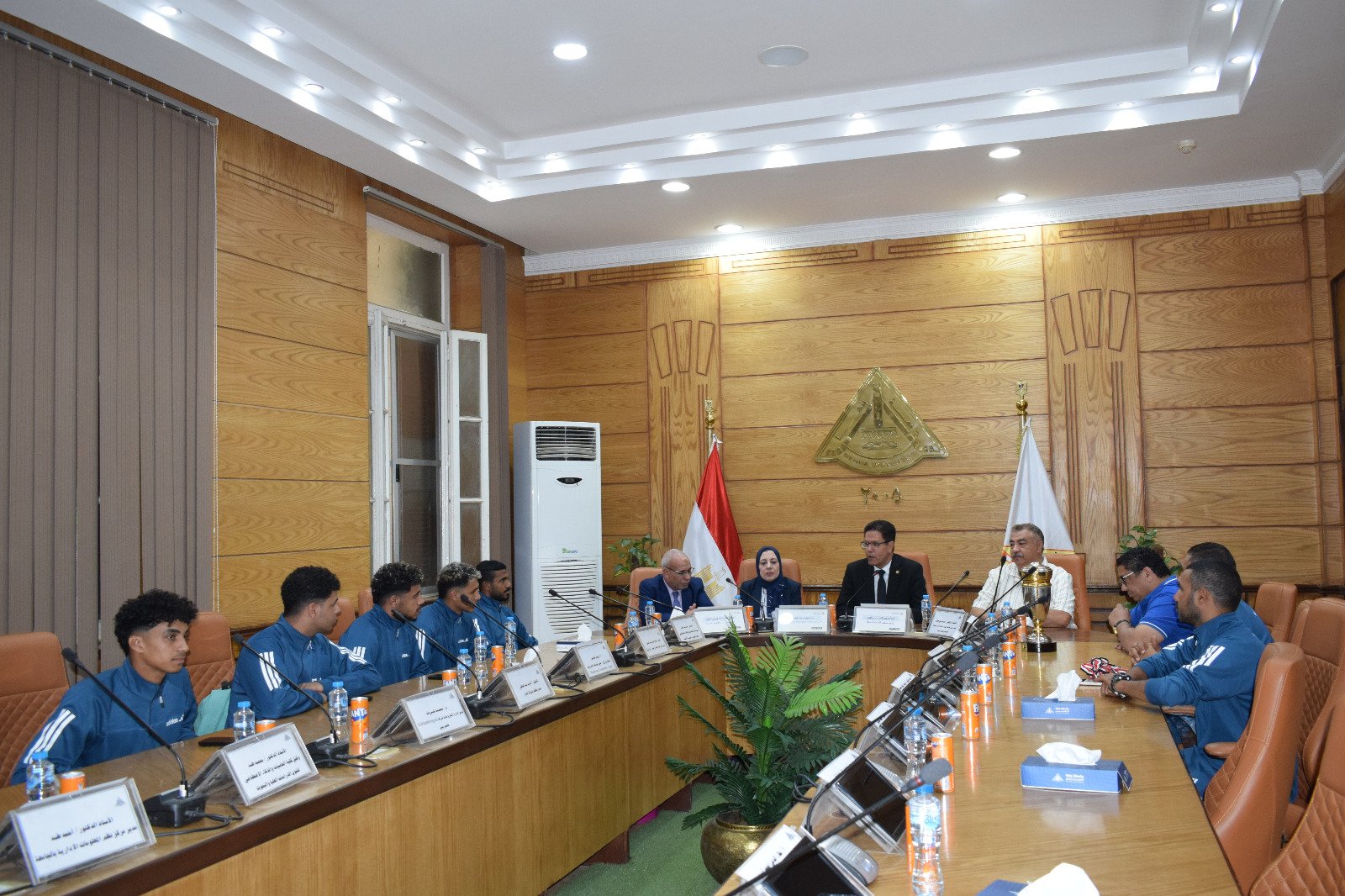 خلال لقاء رئيس الجامعة بفريق المنتخب خلال لقاء رئيس الجامعة بفريق المنتخب